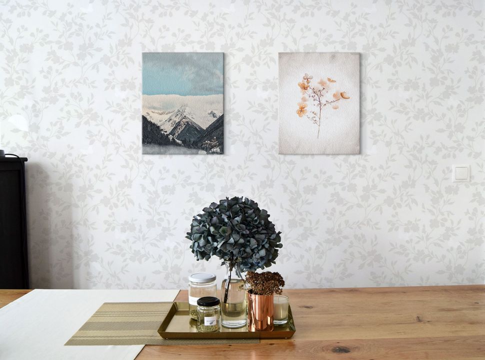 Obraz na płótnie Valle Aurina wiszący na białej ścianie na drewnianym stołem