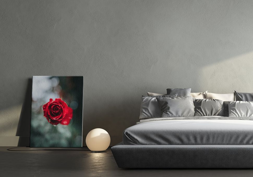 Obraz na płótnie przedstawiający czerwoną różę stojący na drewnianej podłodze w sypialni obok lampy