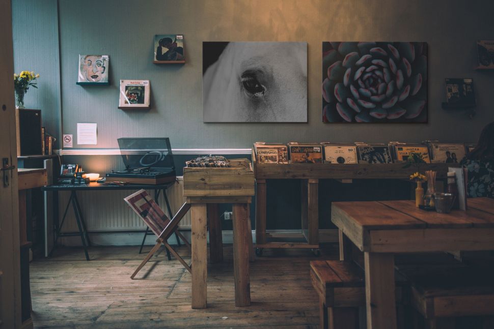 Obraz na płótnie Black eye wiszący w klimatycznym sklepie muzycznym nad drewnianymi półkami na winyle