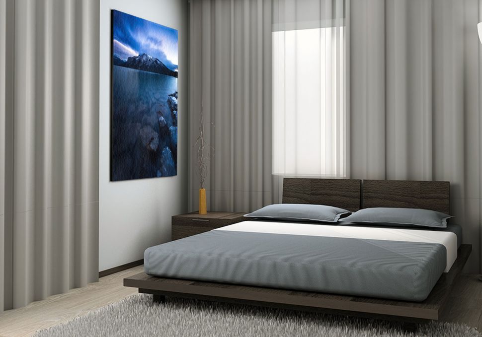 Obraz na płótnie przedstawiający jezioro Minnewanka w Kanadzie wiszący w sypialni na białej ścianie