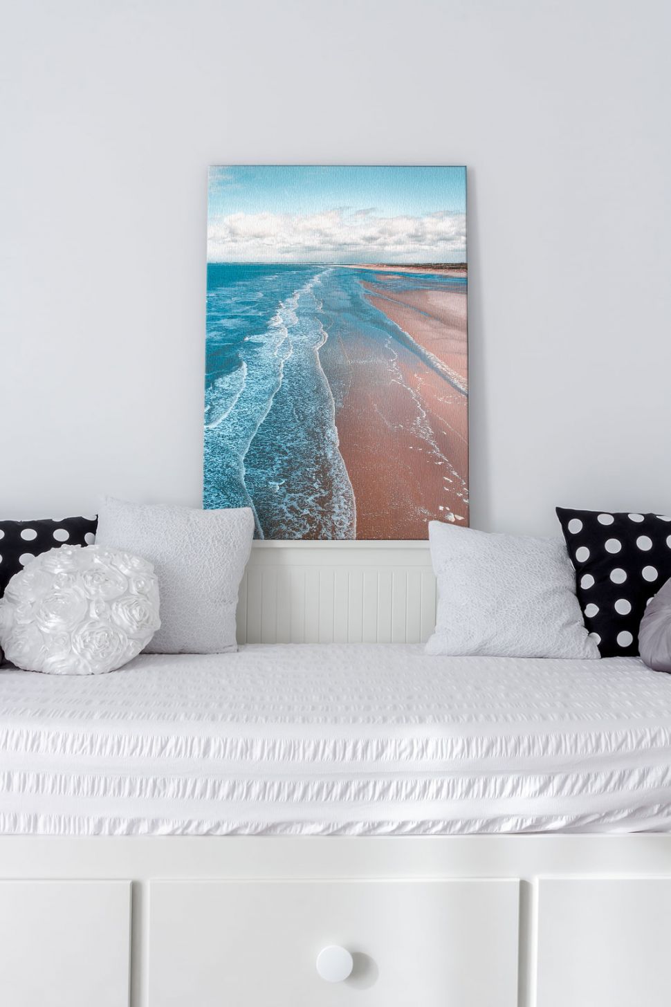 Obraz na płótnie Seashore stojący na białej ramie od łóżka