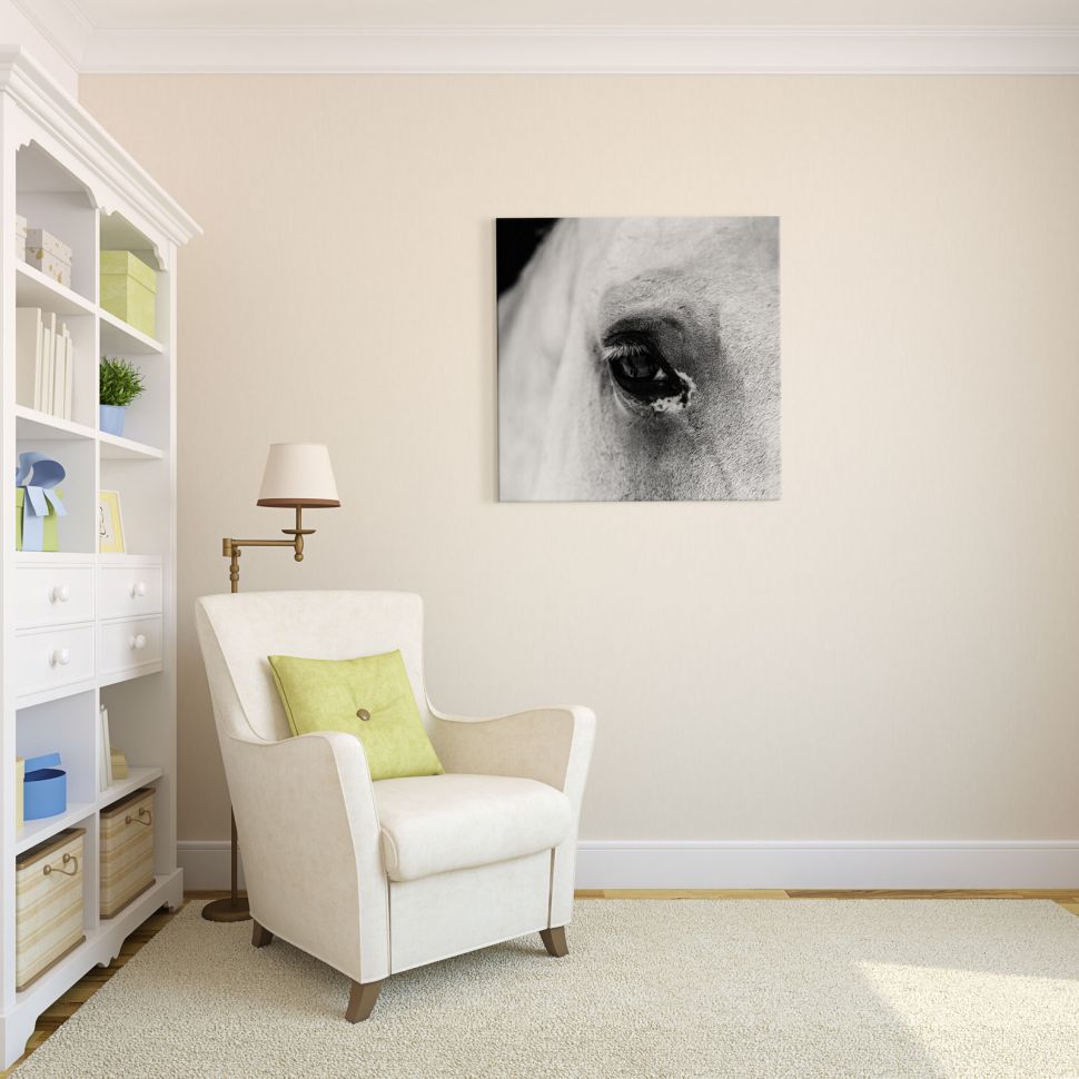 Obraz na płótnie Black eye wiszący na białej ścianie w pokoju dziennym