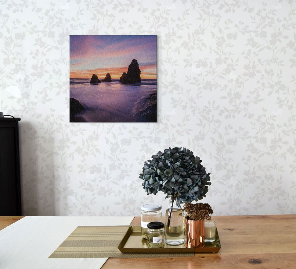 Obraz na płótnie Rodeo Beach wiszący na białej ścianie nad drewnianym stołem