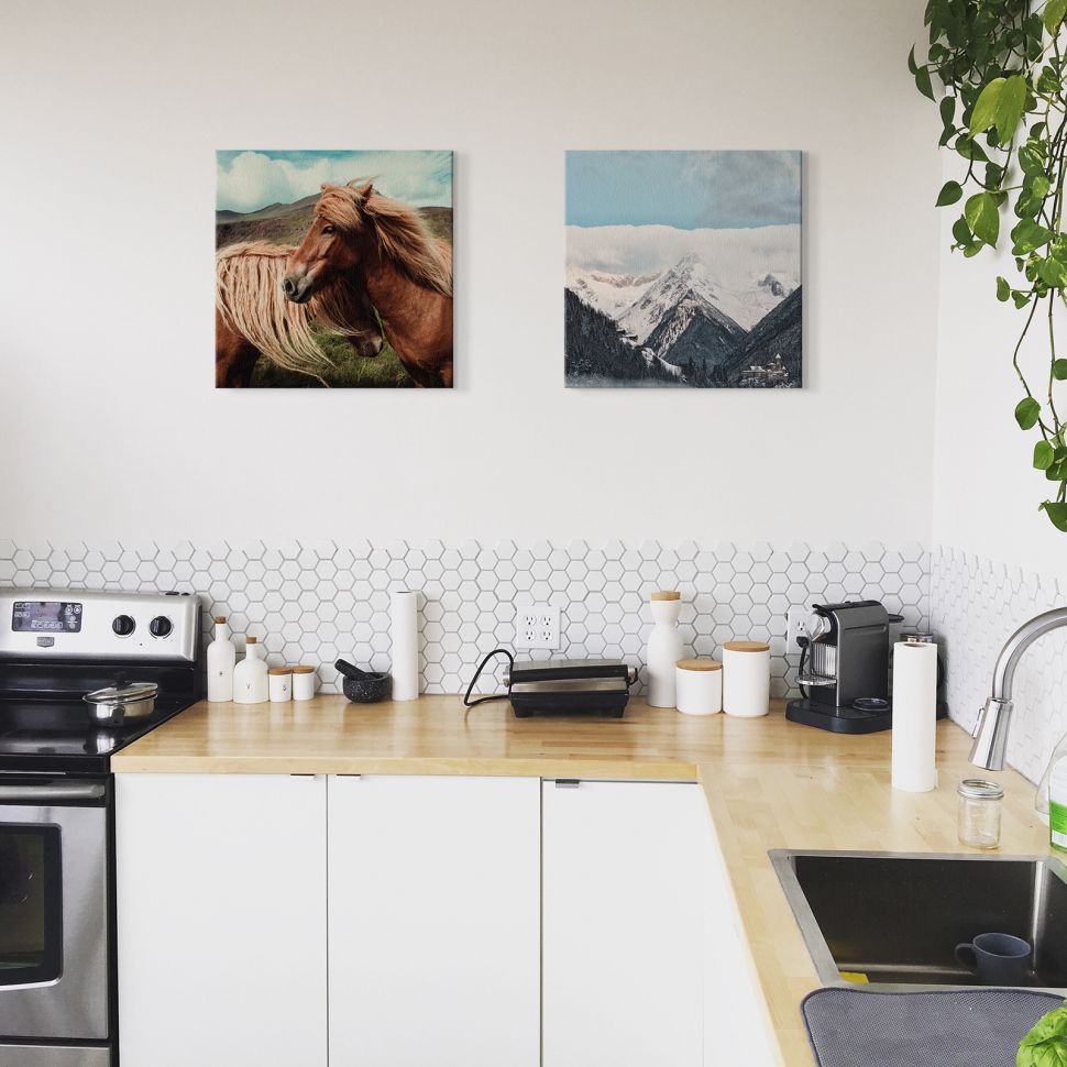 Obraz na płótnie Valle Aurina wiszący na białej ścianie w kuchni nad blatem