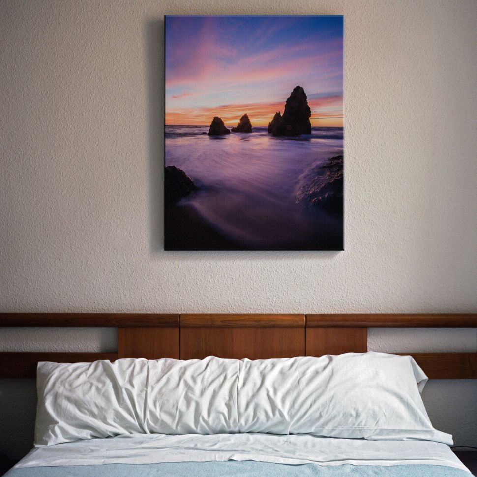 Obraz na płótnie Rodeo Beach wiszący w sypialni na białej ścianie nad łóżkiem z drewna