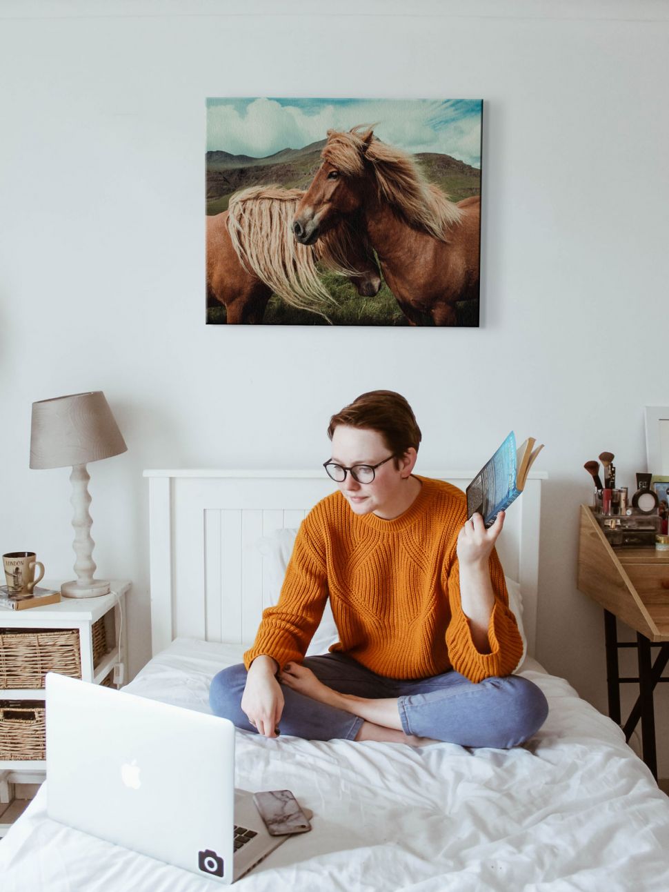 Obraz na płótnie Horses with mane wiszący w minimalistycznie urządzonej sypialni nad białym łóżkiem