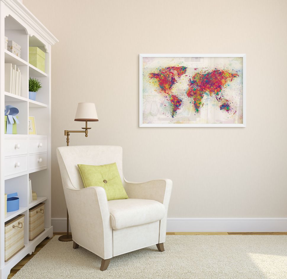 Biała rama drewnopodobna z wielokolorowym plakatem mapy świata powieszona w salonie