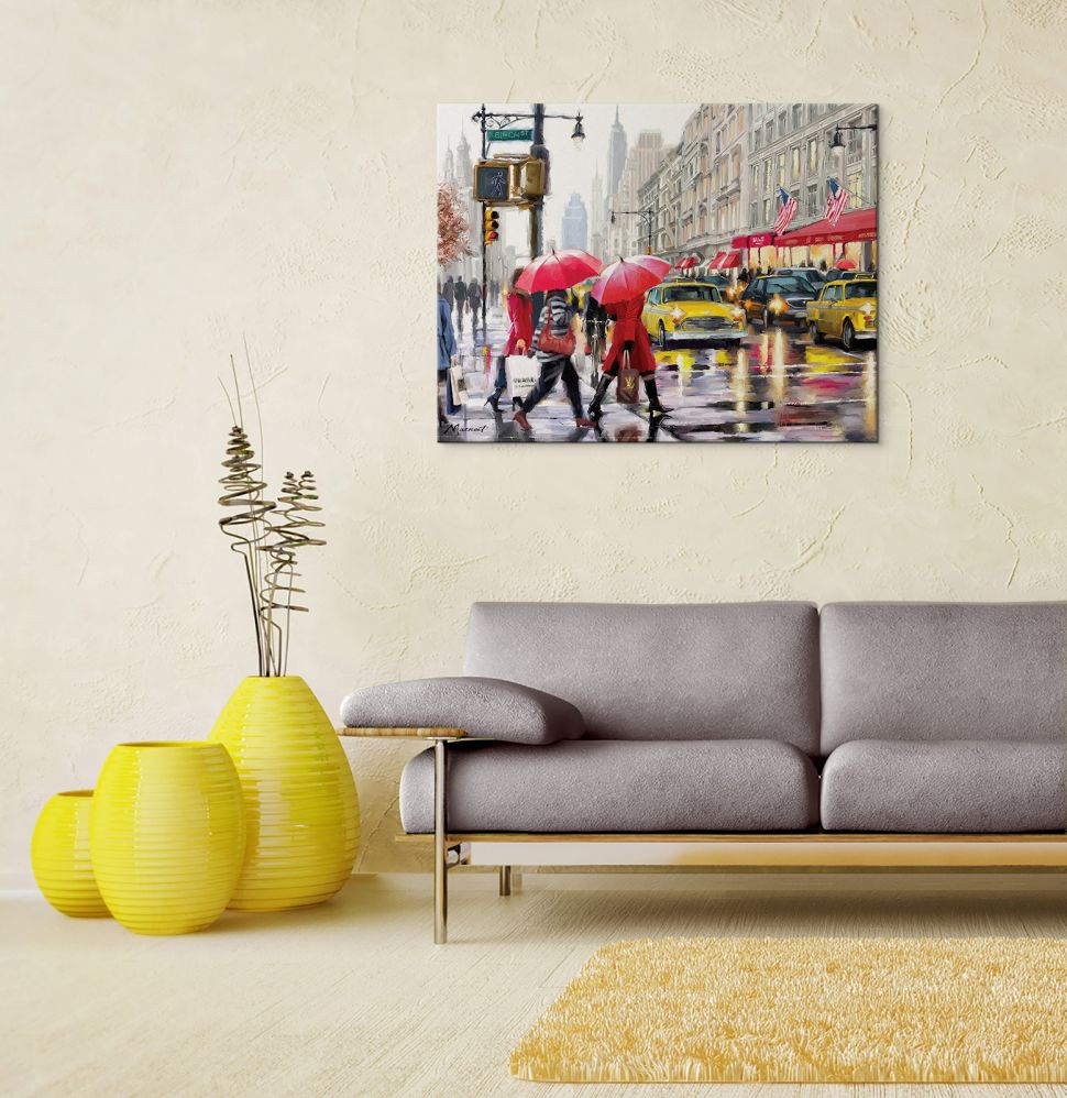 Canvas przedstawiający ulice Nowego Jorku powieszony nad szarą kanapą w salonie