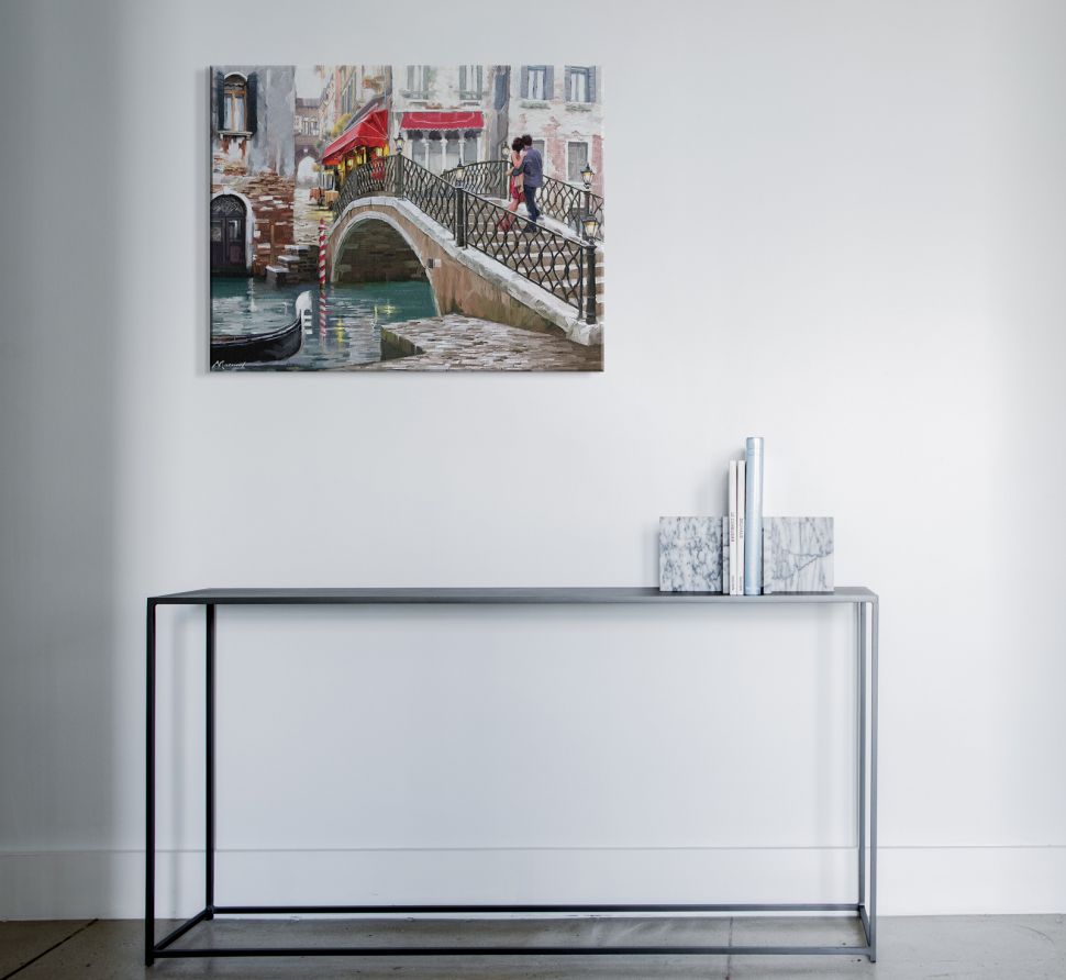 Canvas przedstawiający parę na wiedeńskim moście powieszony na białej ścianie nad stołem