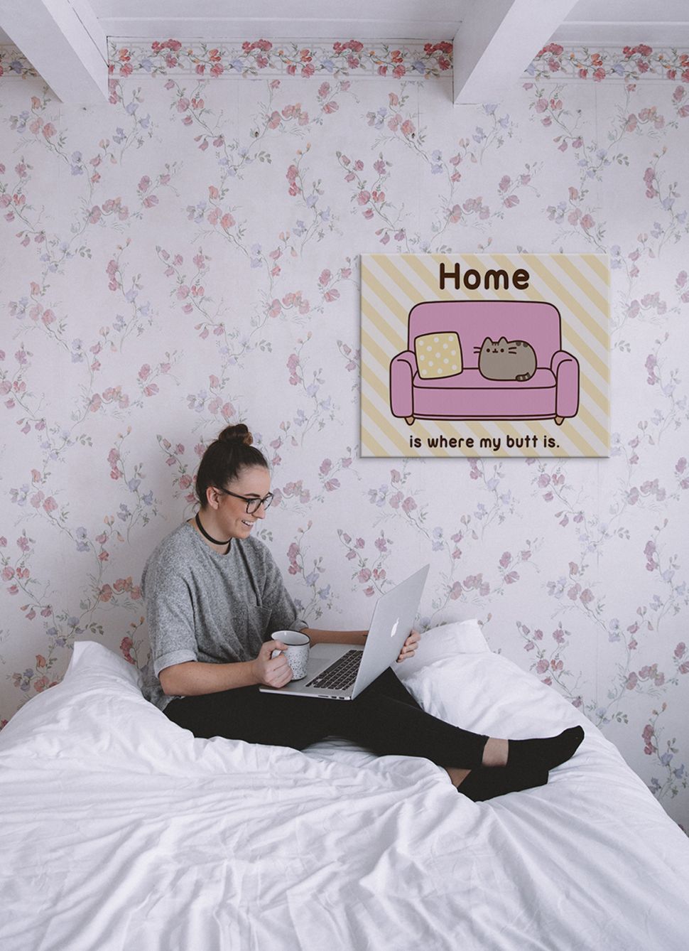 Canvas z Puszkiem i napisem ''Dom jest tam gdzie mój tyłek'' powieszony w sypialni nad łóżkiem