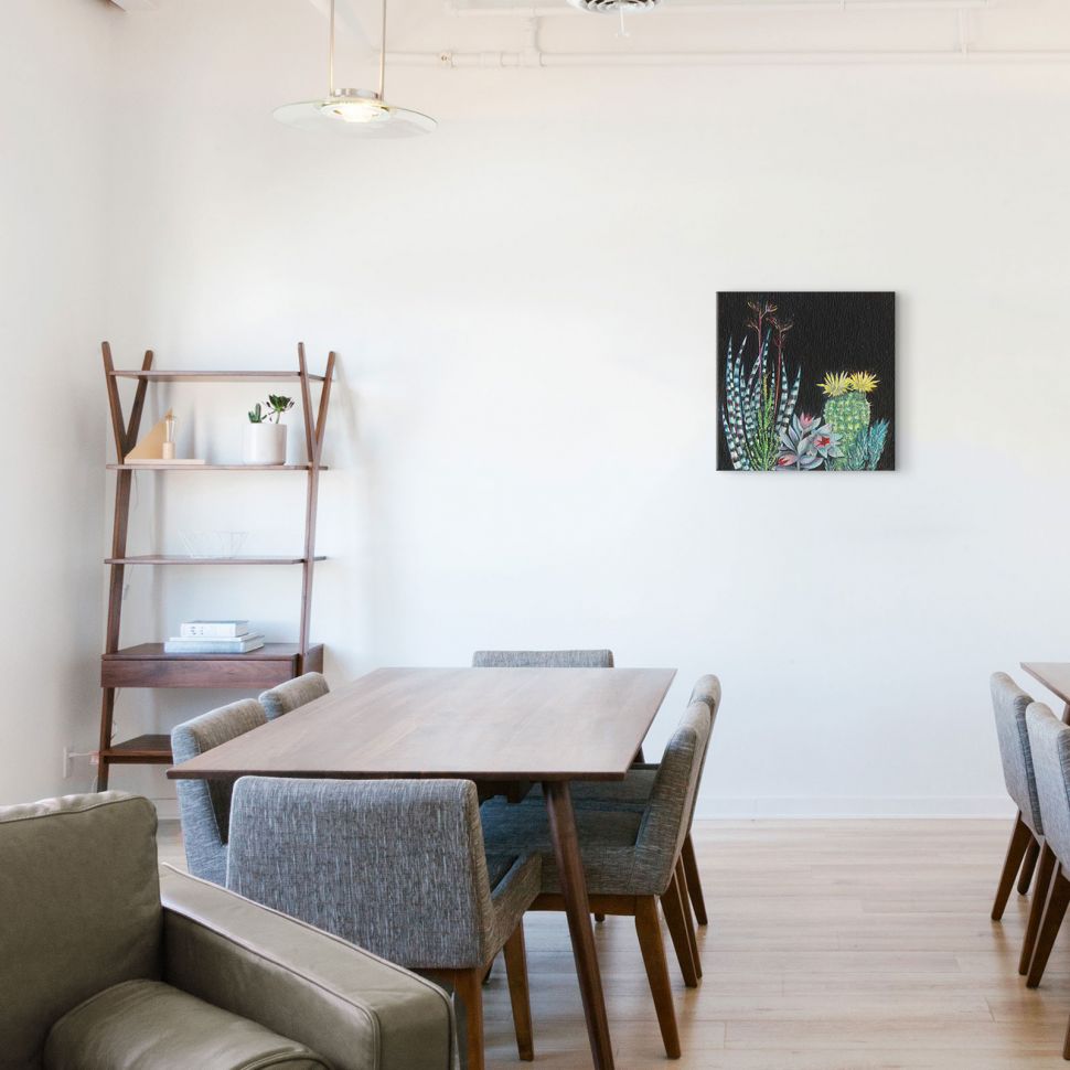 Obraz na płótnie z kaktusami powieszony na białej ścianie w kawiarni