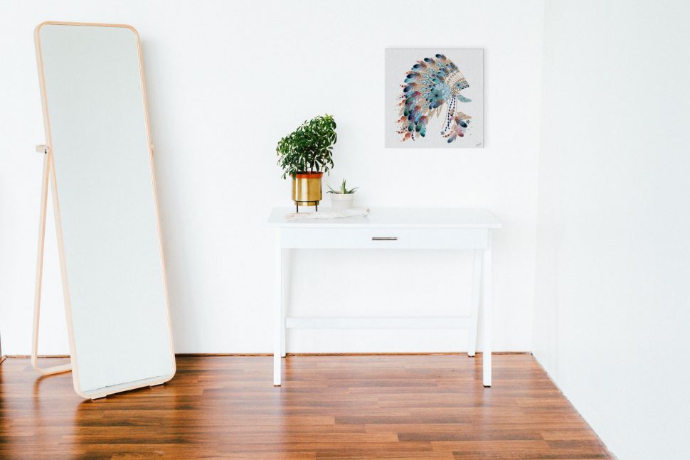 Obraz na płótnie Kolorowy Pióropusz wiszący na białej ścianie nad stolikiem