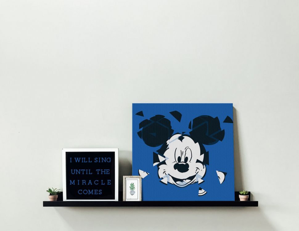 Canvas z Myszką Mickey postawiony na czarnej półce