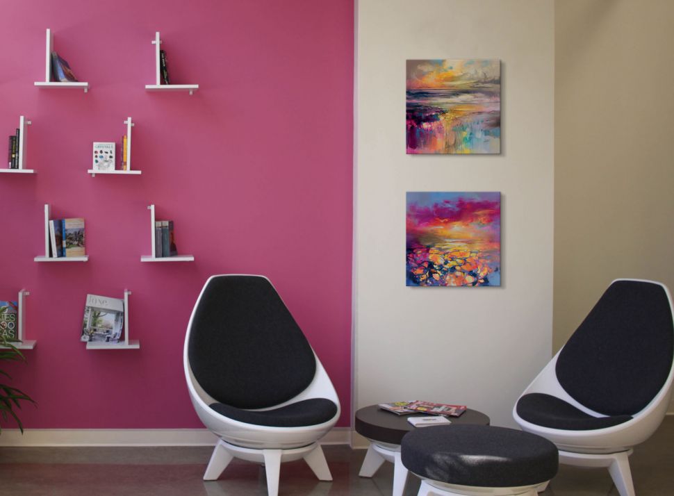 Canvas z barwnym krajobrazem wiszący na białej ścianie w salonie