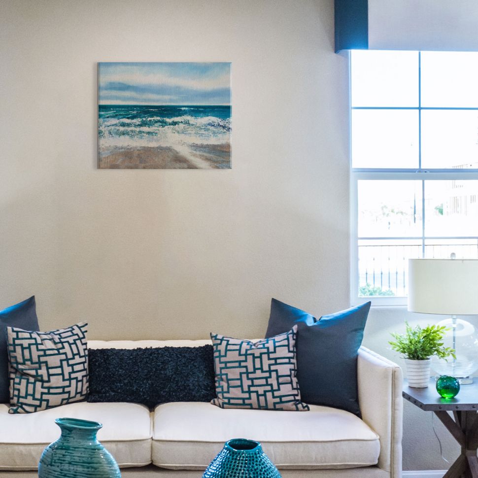 Canvas przedstawiający brzeg oceanu wiszący w salonie nad białą kanapą