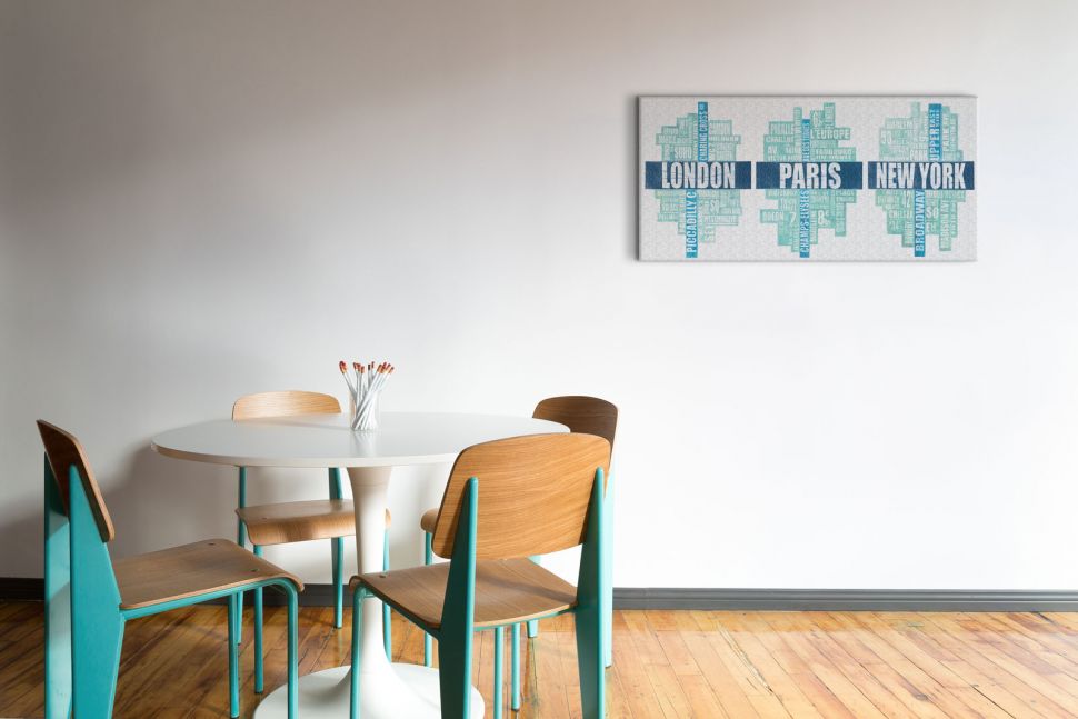 Ciekawy canvas powieszony na ścianie w jadalni obok stołu