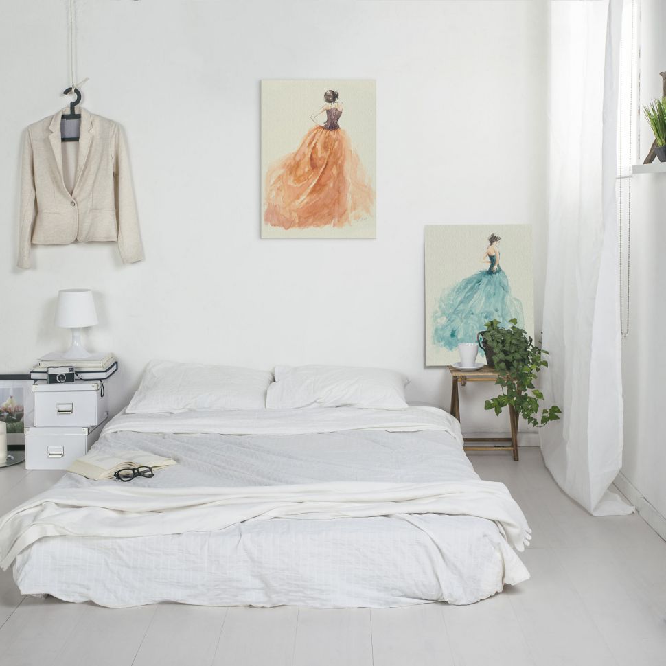 Obrazy na płótnie autorstwa Louise Nisbet powieszone w sypialni nad łóżkiem z białą pościelą