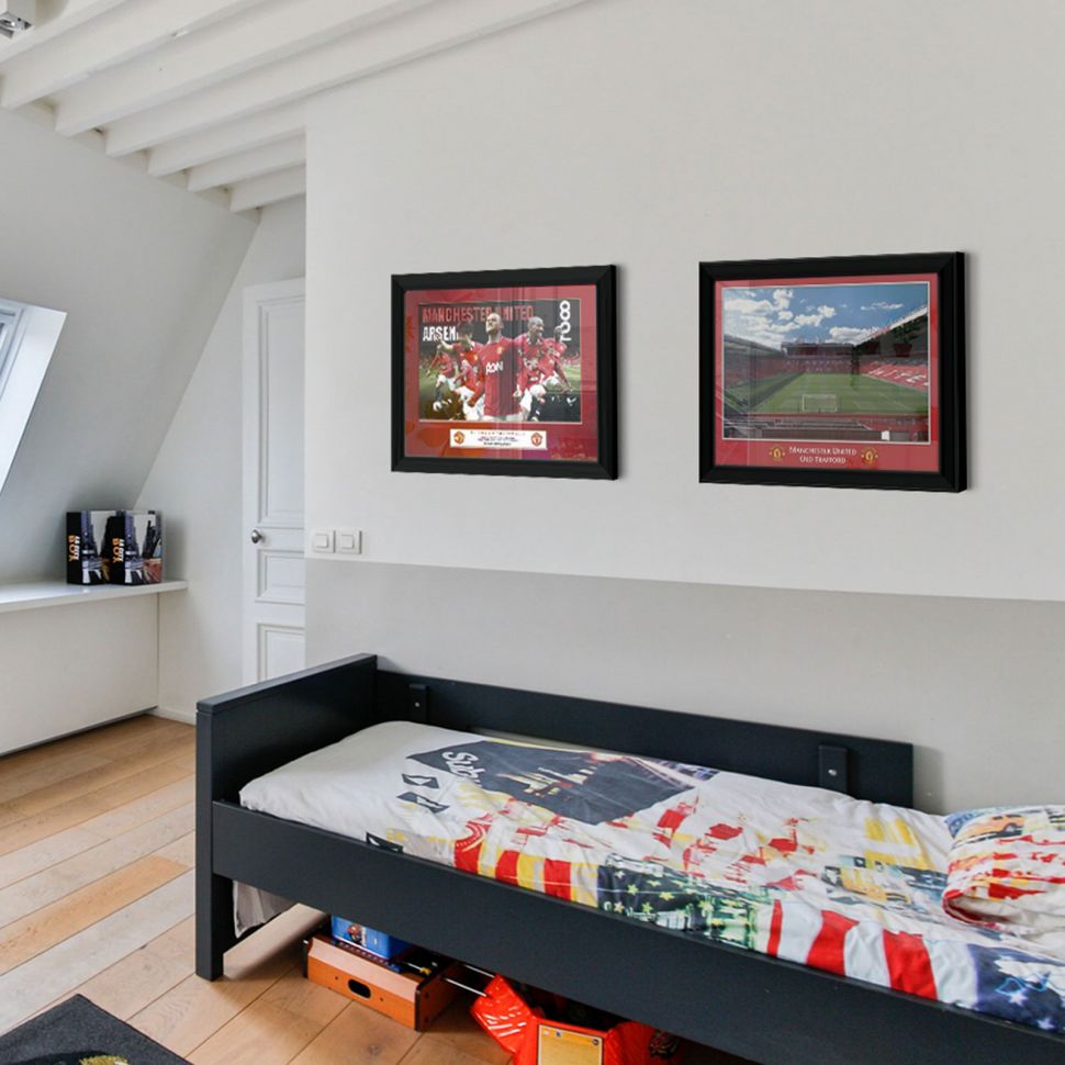 Obraz w ramce ze stadionem Old Trafford powieszony w pokoju fana nad łóżkiem