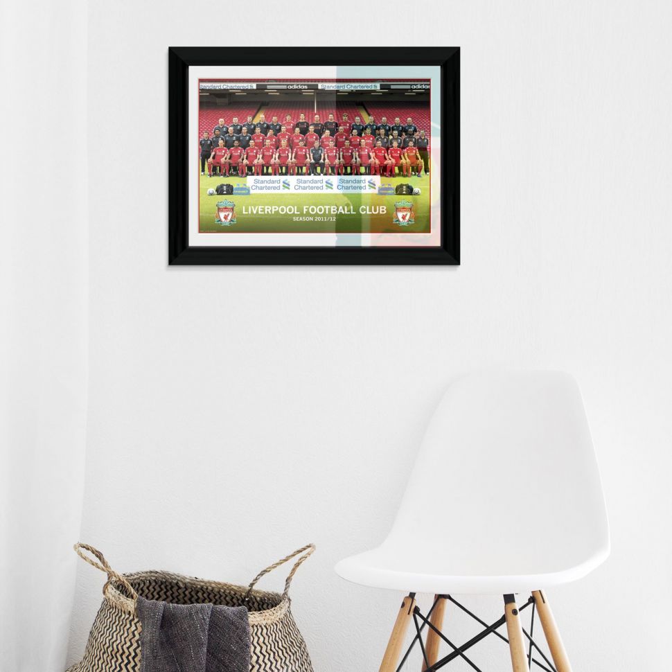Obraz w ramie z zawodnikami klubu Liverpool wiszący na białej ścianie