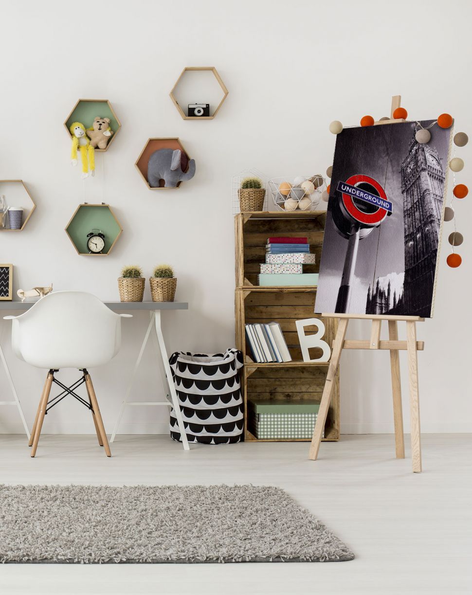 Obraz przedstawiający Big Ben oraz znak Underground postawiony w nowoczesnym pokoju