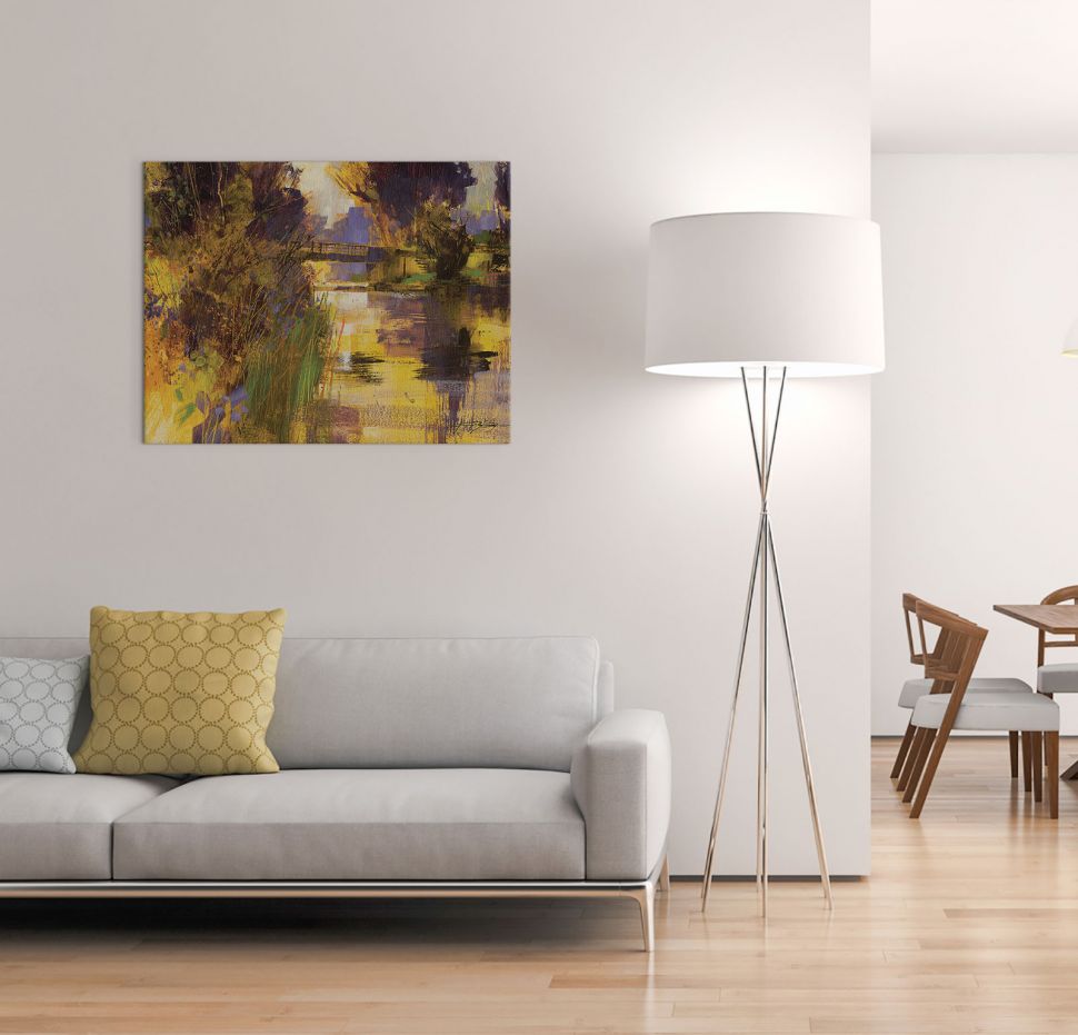 Obraz na płótnie przedstawiający jesień nad jeziorem powieszony w salonie nad szarą kanapą obok lampki