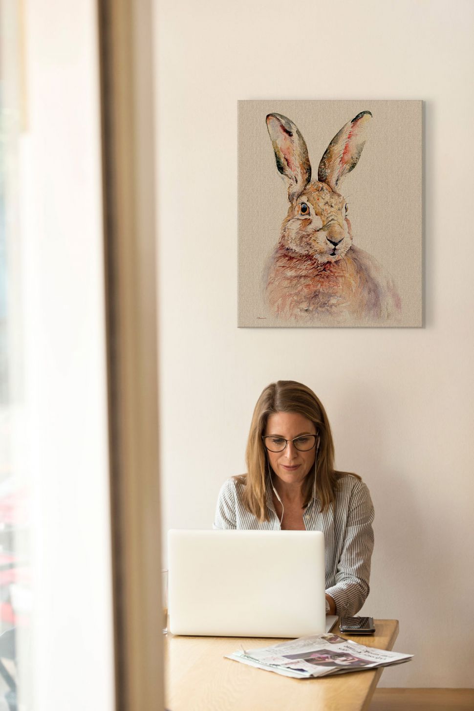 Obraz na płótnie z królikiem autorstwa Jane Bannon powieszony na białej ścianie w biurze