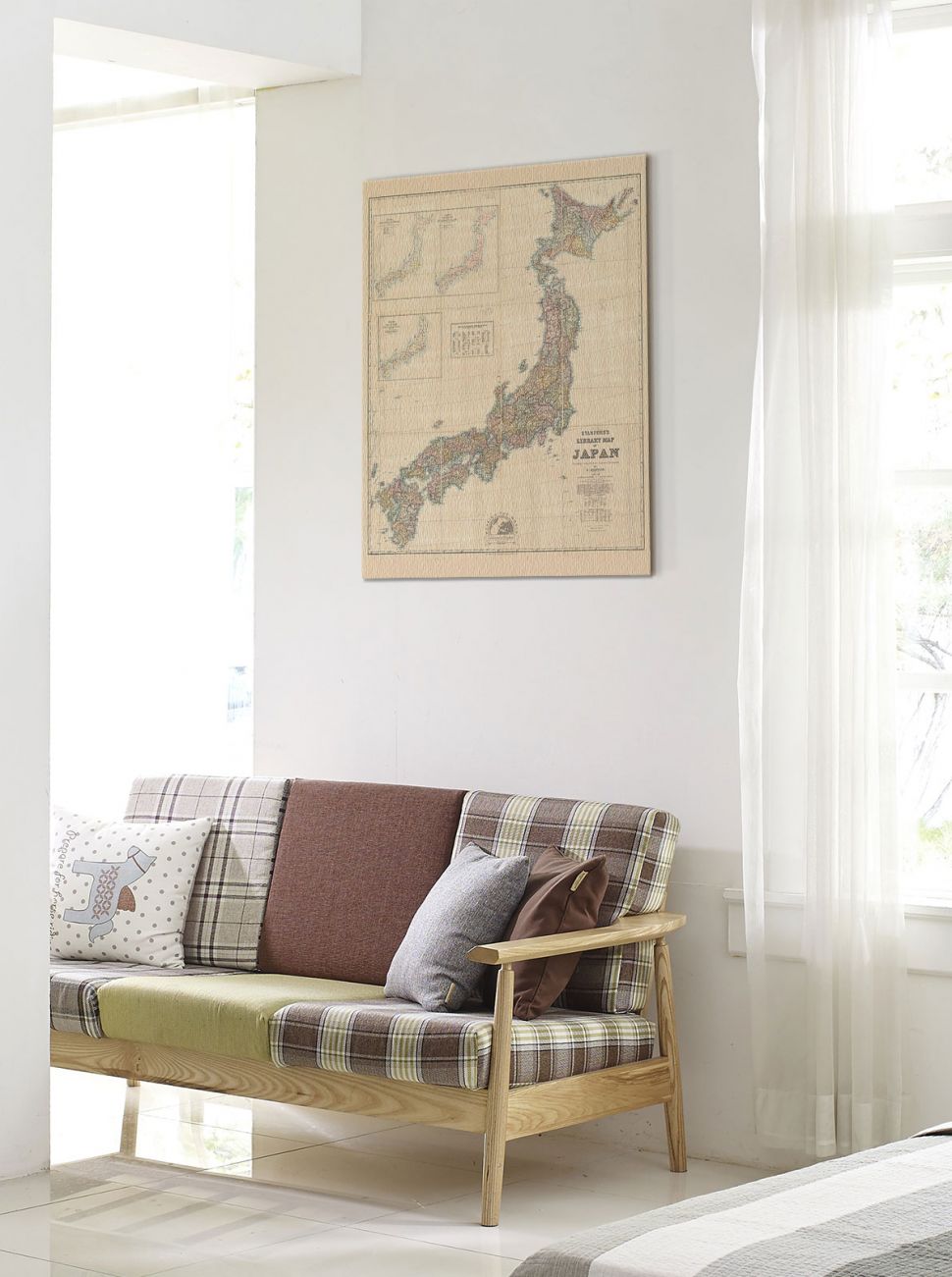 Canvas z mapą Japonii wiszący na ścianie w korytarzu obok okna