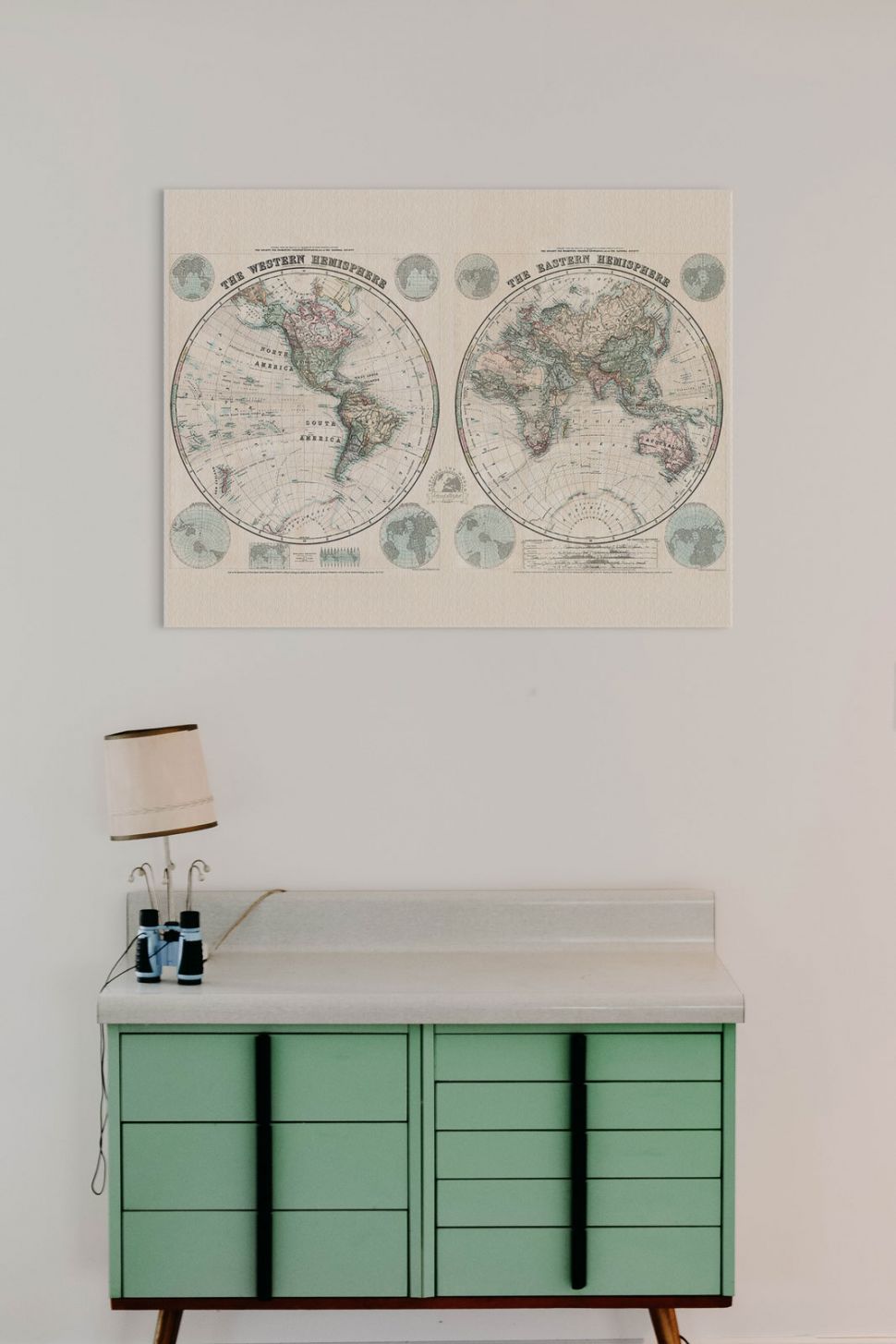 Canvas przedstawiający Mapę Świata, Półkule wiszący nad zieloną komodą