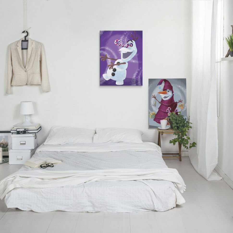 Zdjęcie pokazujące obraz na płótnie wiszący nad łóżkiem w sypialni przedstawiający bałwana Olafa z bajki Kraina Lodu