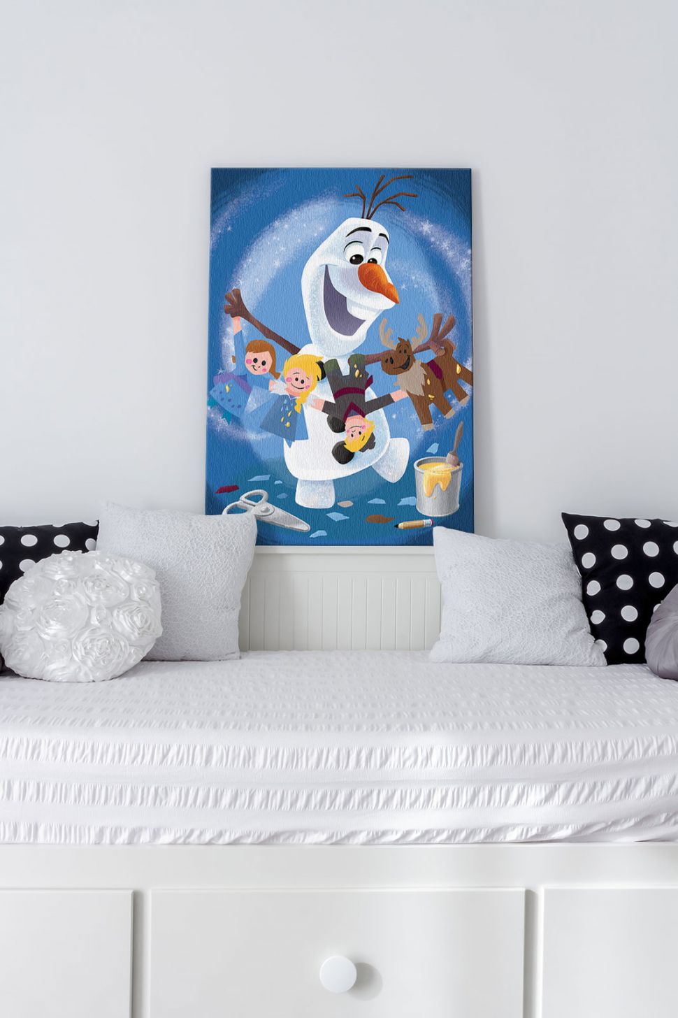 Canvas z Olafem z Frozen postawiony na białej ramie łóżka