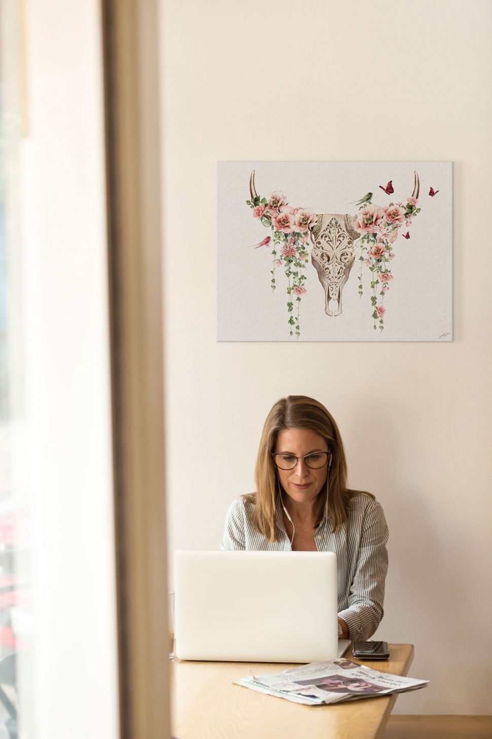 Canvas zatytułowany Floral Skull autorstwa Summer Thornton wiszący w biurze na białej ścianie