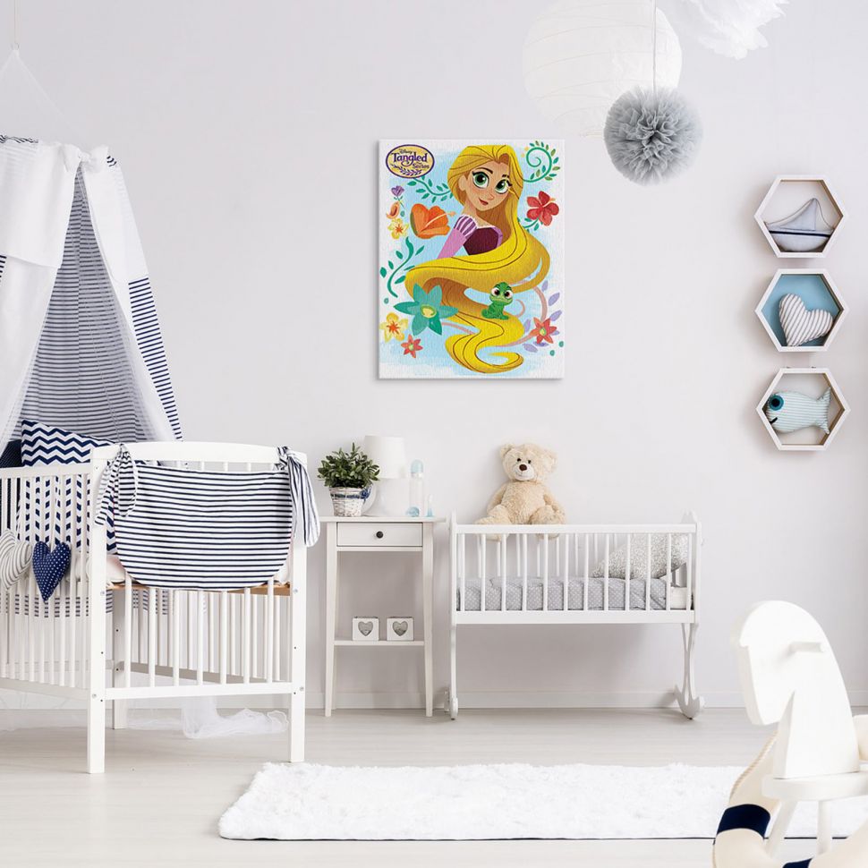 Obraz na płótnie wiszący w nowoczesnym pokoju dziecka nad łóżeczkiem przedstawiający Roszpunkę z bajki Zaplątani