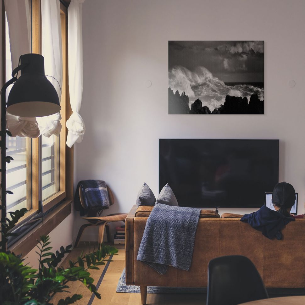 Obraz na płótnie wiszący nad telewizorem w salonie przedstawiający ocean i skały
