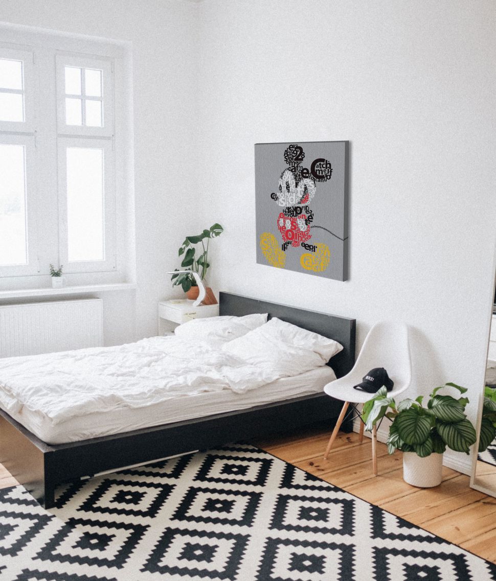 Obraz na płótnie przedstawiający Myszkę Miki składającą się z napisów powieszony nad łóżkiem