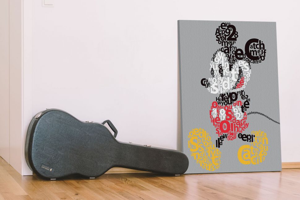 Canvas z Myszką Mickey wykonaną z napisów postawiony na podłodze z drewna obok futerału na gitarę