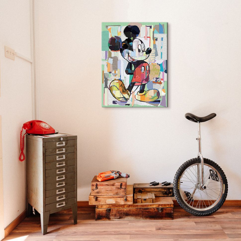 Obraz na płótnie z kolorową Myszką Miki powieszony w korytarzu nad monocyklem