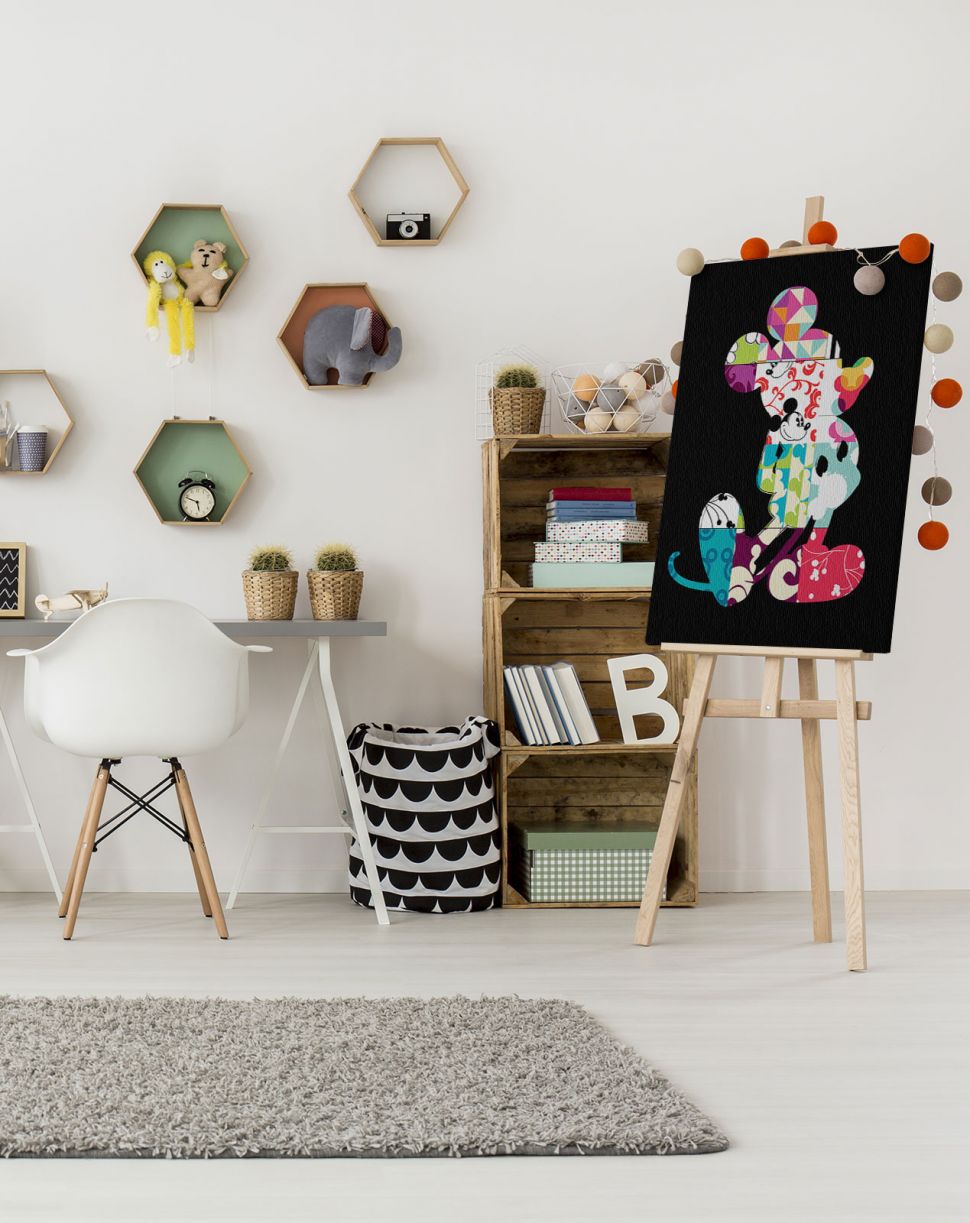 Canvas do pokoju dziecka przedstawiający Myszkę Miki postawiony na sztaludze