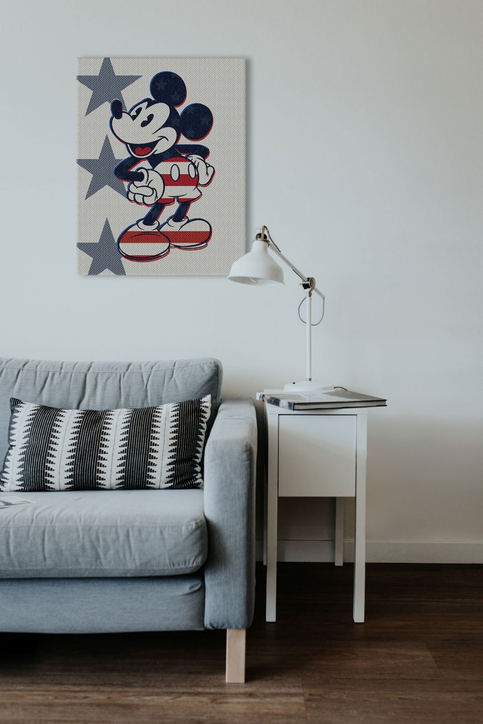 Obraz na płótnie z Myszką Mickey w amerykańskim stylu powieszony nad szarą sofą