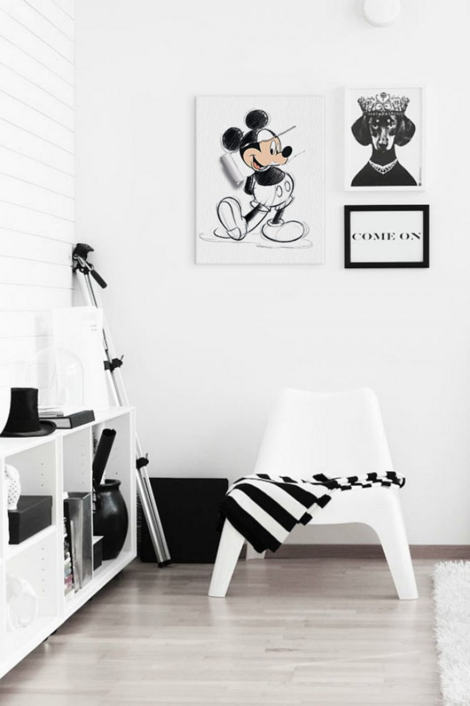 Obraz na płótnie z rysunkiem Myszki Miki powieszony w nowatorskim mieszkaniu na białej ścianie