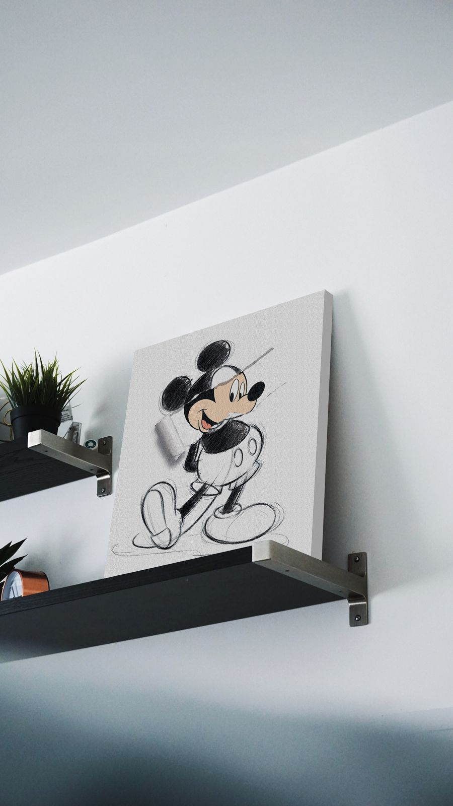Canvas przedstawiający rysunek Myszki Mickey postawiony na czarnej półce