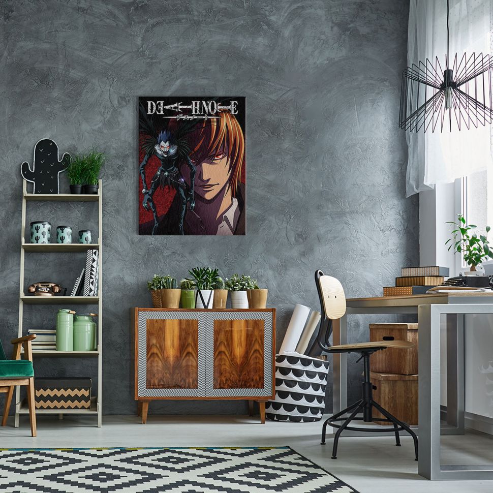 Canvas z postaciami z anime Death Note powieszony na szarej ścianie nad drewnianą szafką