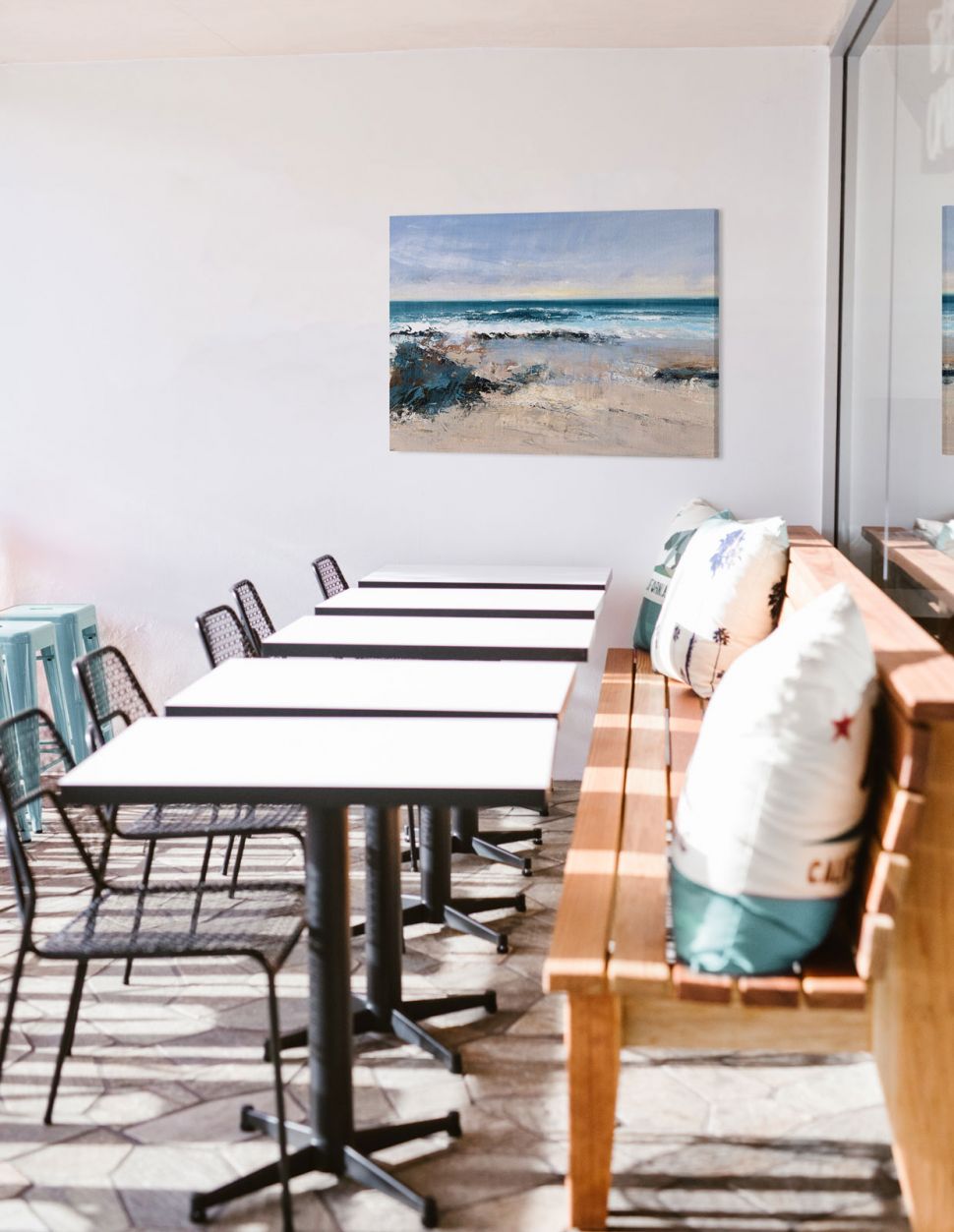 Aranżacja restauracji z obrazem na płótnie przedstawiającym widok na morze