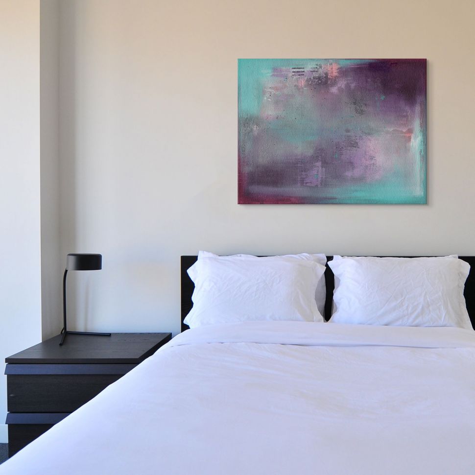 Niebiesko-różowa abstrakcja powieszona nad łóżkiem w sypialni