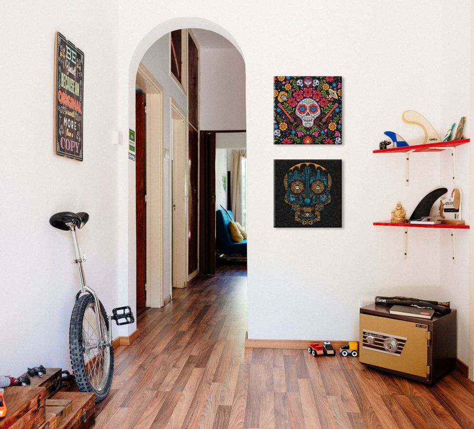 Canvas z haftowaną czaszką z Coco powieszony na korytarzu na białej ścianie