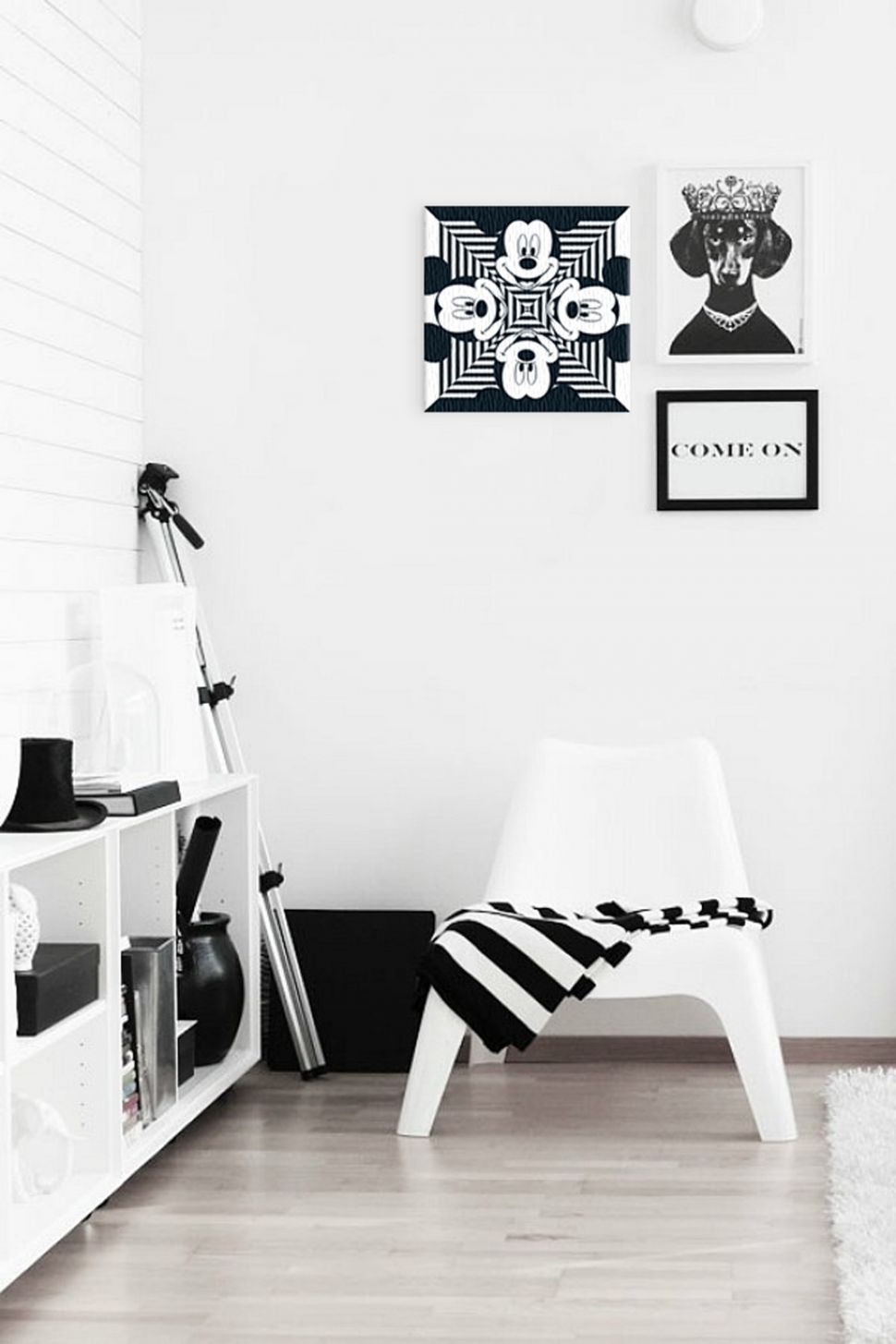 Obraz na płótnie w biało-czarnych barwach z Myszką Miki powieszony na białej ścianie