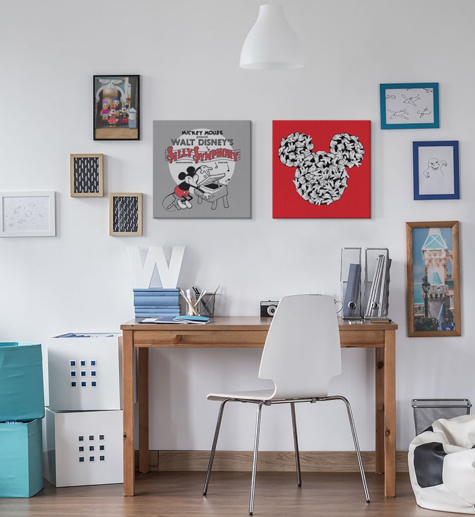 Canvas z głową Myszki Miki na czerwonym tle powieszony nad biurkiem w młodzieżowym pokoju