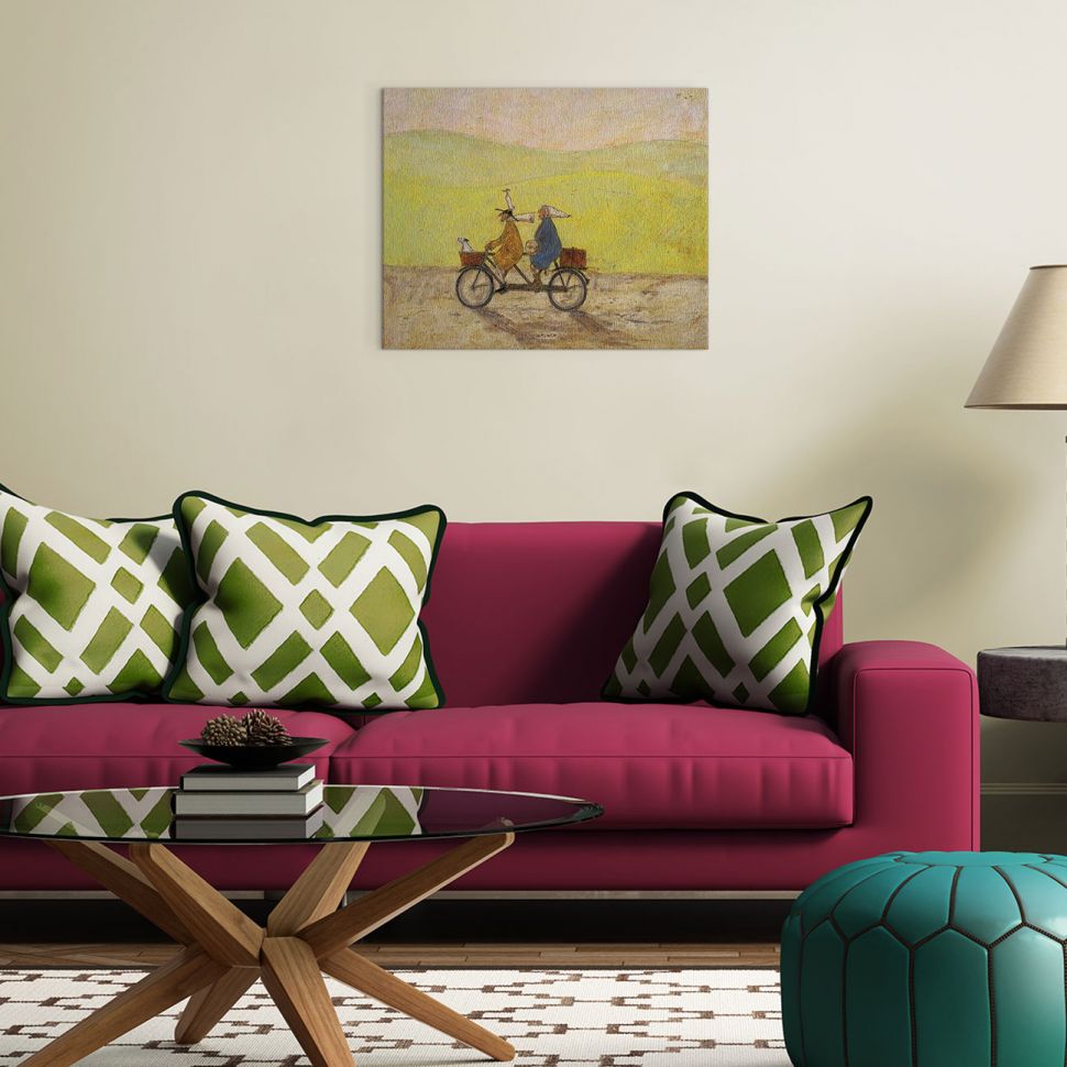 Canvas wiszący w pokoju nad kanapą w kolorze fuksji przedstawiający przejażdżkę rowerową Ernesta i Doris