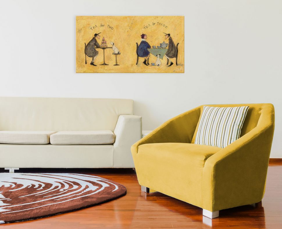 Obraz na płótnie powieszony w nowoczesnym salonie nad białą kanapą przedstawiający Musztardów i Doris na herbacie