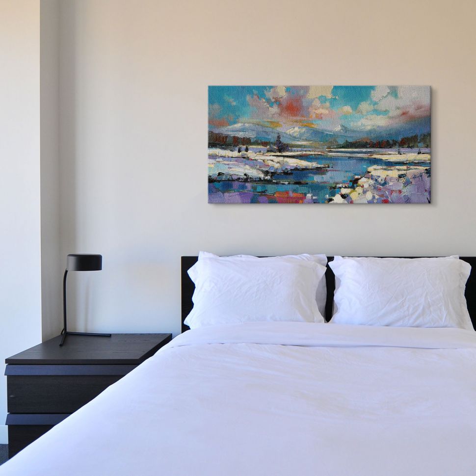Obraz na płótnie przedstawiający górski zimowy krajobraz powieszony w sypialni nad dużym łóżkiem