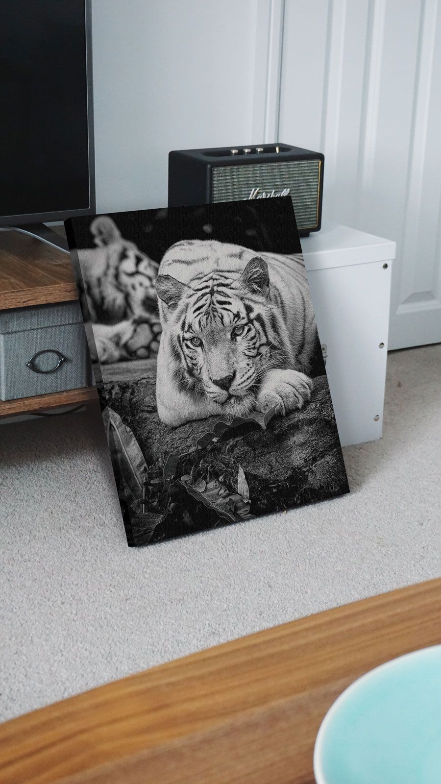 Obraz na płótnie przedstawiający tygrysa leżącego na skale oparty o szafkę z telewizorem